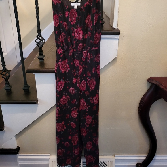 Black and red floral capri pants jumper/romper.  Size small - Picture 2 of 5